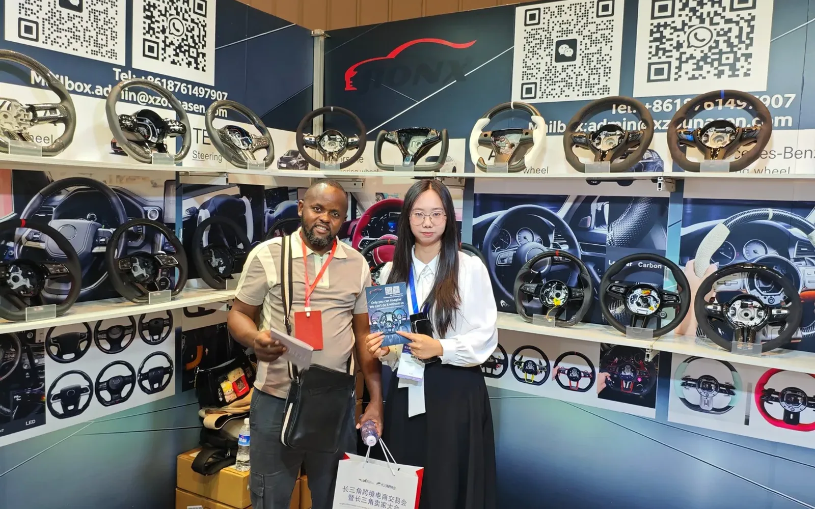 YINGGENE team meeting an overseas customer at an international trade show
